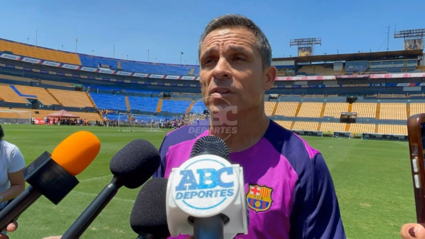 Los exjugadores del FC Barcelona en Monterrey preparándose para un partido de exhibición lleno de emoción y recuerdos históricos.