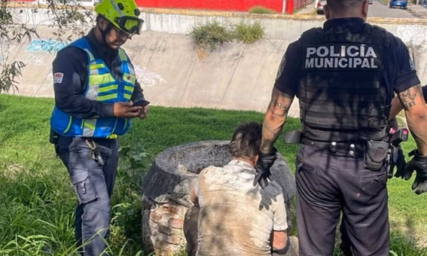 Rescatistas durante el procedimiento para liberar a un hombre atrapado en la alcantarilla en Querétaro.