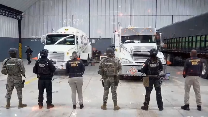 Elementos de la Secretaría de Marina durante un operativo contra el huachicol en Tamaulipas.
