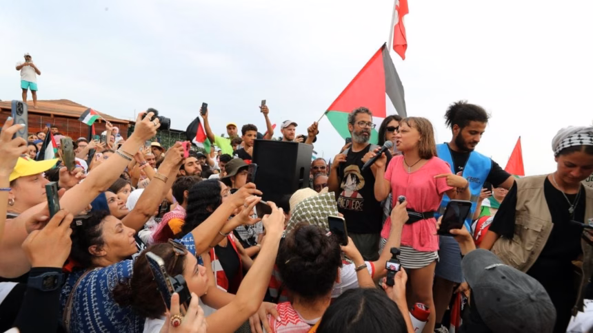 Activistas a bordo de la flotilla de ayuda humanitaria, incluida Greta Thunberg, durante su travesía por el Mediterráneo en 2025.