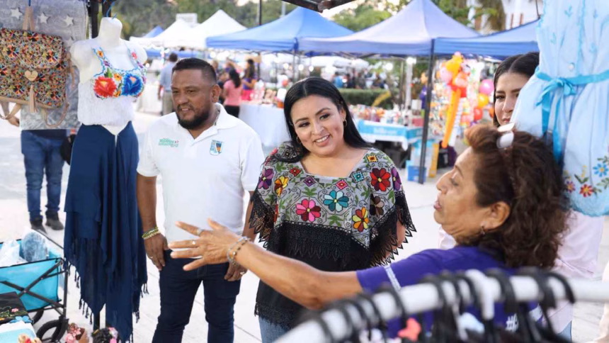 Blanca Merari Tziu Muñoz durante un evento comunitario en Puerto Morelos, promoviendo programas de empleo y desarrollo económico.
