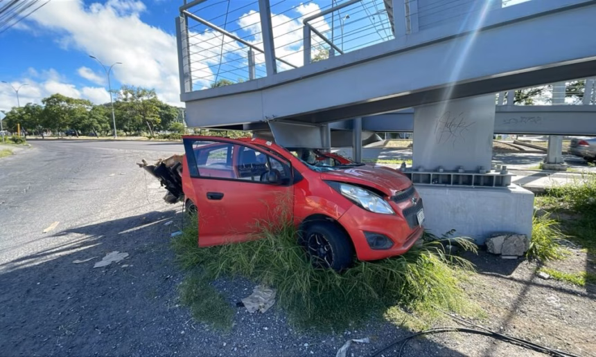 El automóvil tras impactar el puente peatonal en Paseo de la República en Querétaro.