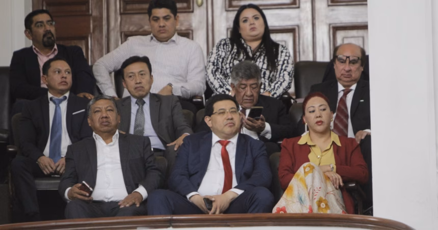 La alcaldesa Circe Camacho durante una reunión con comunidad en Xochimilco.
