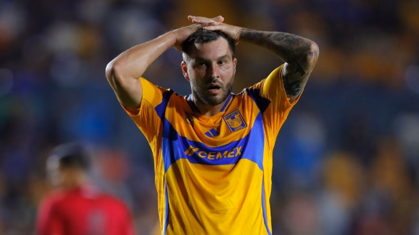 André-pierre Gignac durante un partido de Tigres en el estadio Universitario.