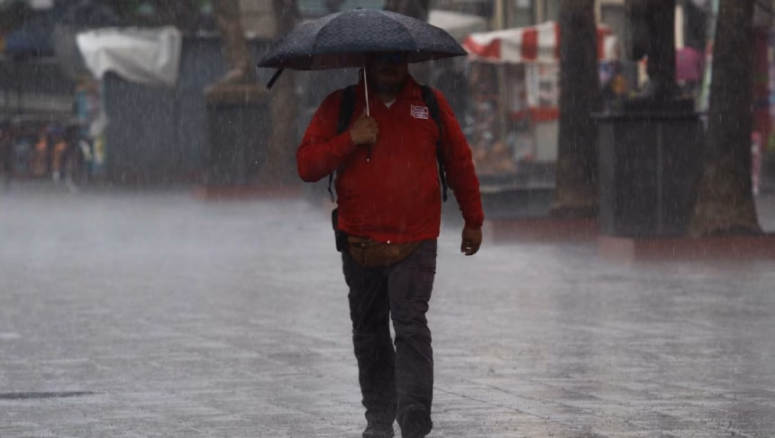 La tormenta tropical Narda se aproxima a las costas del suroeste de Jalisco, provocando lluvias intensas y oleaje alto en la región.