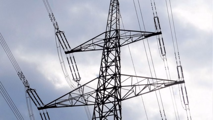 Personal de la CFE trabaja en la recuperación del suministro eléctrico tras el apagón en la península de Yucatán.