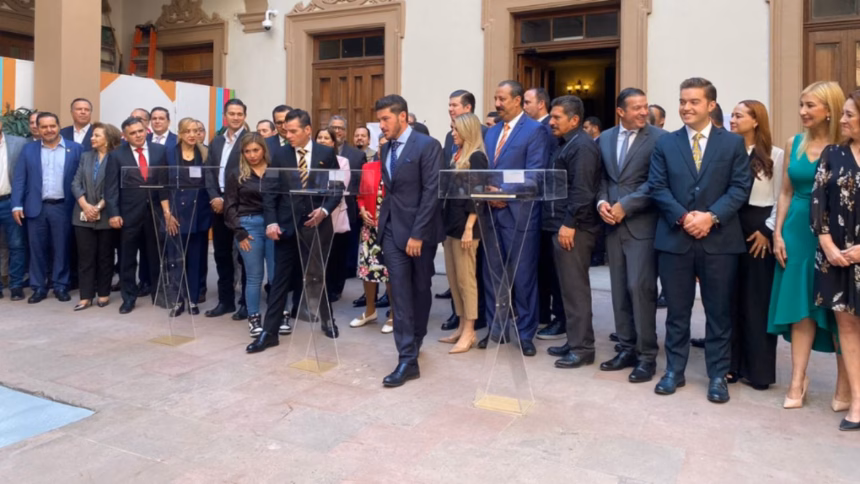 Autoridades y legisladores en la ceremonia conmemorativa del tercer aniversario de la Constitución de Nuevo León en el Palacio de Gobierno.