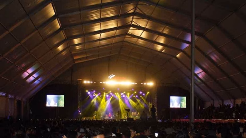 La banda Los Auténticos Decadentes durante su concierto en el teatro del pueblo de la Feria Pachuca 2025.