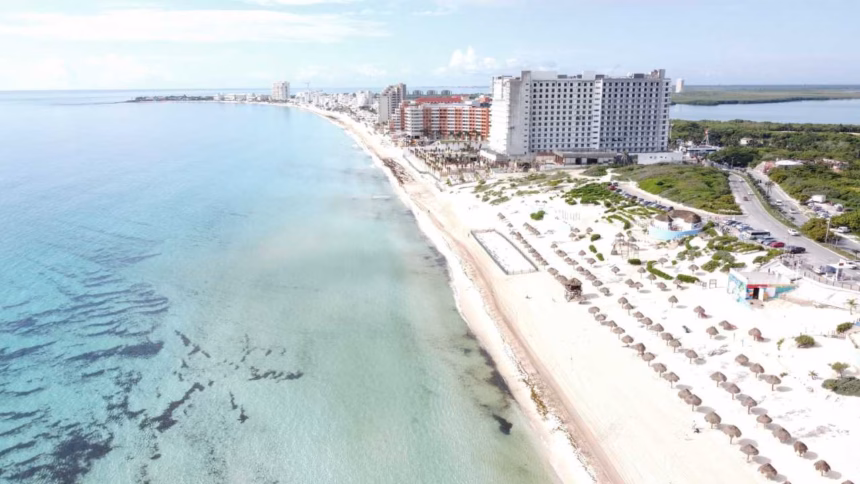 Autoridades de protección civil monitorean condiciones climáticas en zonas costeras de Quintana Roo.
