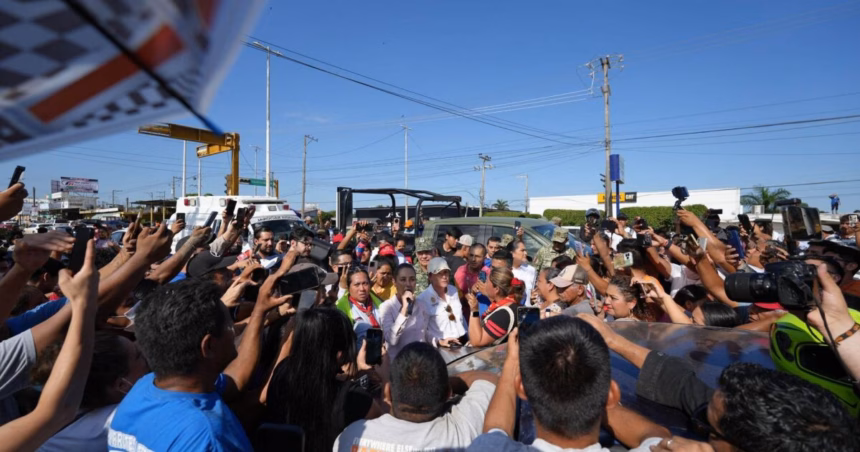 Personal militar realiza evacuaciones en zonas inundadas tras las recientes lluvias en Veracruz.