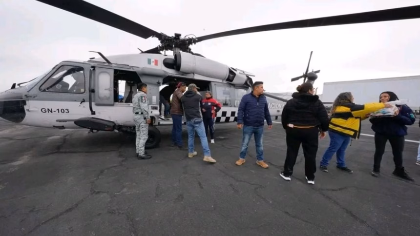 Helicópteros de la Guardia Nacional transportan víveres a comunidades afectadas por el huracán Priscilla en Hidalgo.