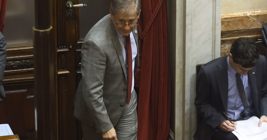 Gobernadores en una reunión durante las negociaciones sobre la privatización de la empresa nuclear argentina.