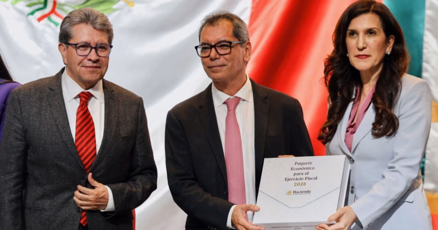 Funcionarios durante una reunión sobre el avance del Paquete Económico 2026 en Palacio Nacional.