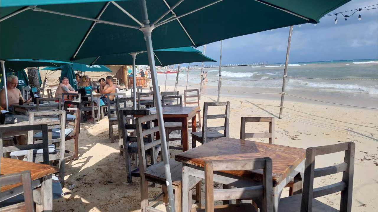 Más de mil restaurantes cierran en Quintana Roo en 2025 1 Restaurantes en Cancún cerrando sus puertas ante la crisis del sector gastronómico en Quintana Roo.