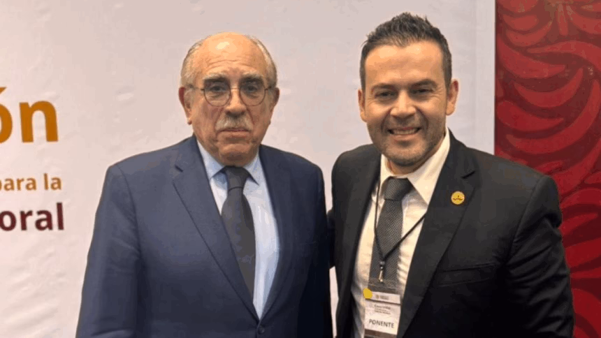El legislador Ulises Mejía y Pablo Gómez, encargado de la Reforma Electoral, en la reunión sobre el voto migrante.