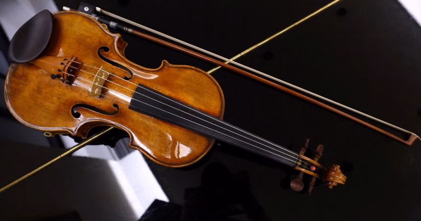 Sergey Khachatryan interpretando un concierto con un violín de 300 años en el Palacio de Bellas Artes de Bruselas.