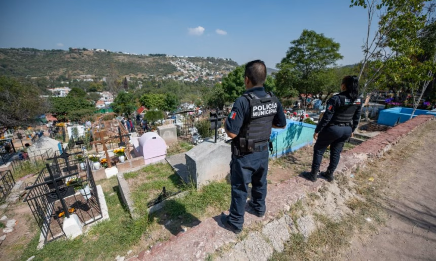 Autoridades de El Marqués coordinando acciones preventivas en los panteones municipales.