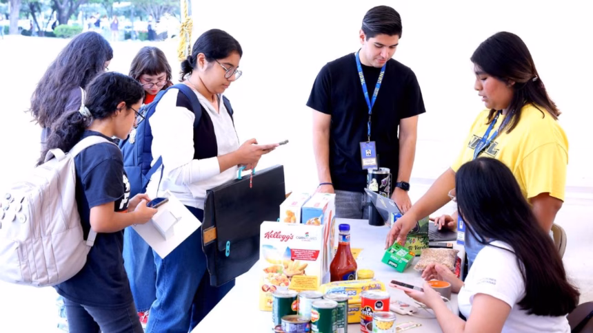 Estudiantes y personal de la UANL participan en la campaña de apoyo a damnificados por inundaciones en Veracruz.