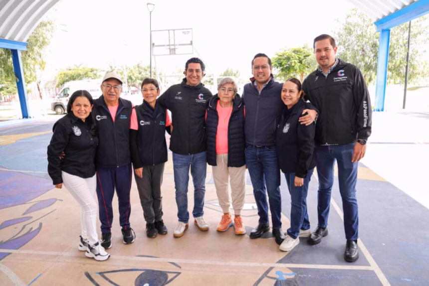 La entrega de equipamiento para actividades físicas a adultos mayores en Corregidora.