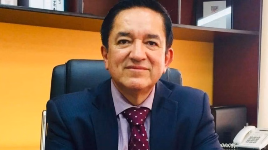 El director del Conalep Hidalgo durante una reunión institucional, reafirmando su compromiso con la transparencia.