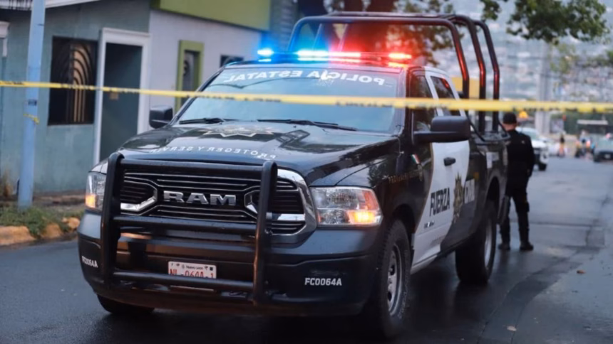 Oficiales de Fuerza Civil patrullan en la colonia CROC tras el incidente reciente.