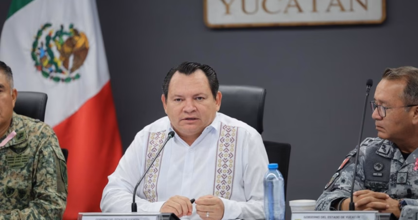 Autoridades de Yucatán durante una reunión de protección civil para coordinar medidas preventivas ante ciclones.