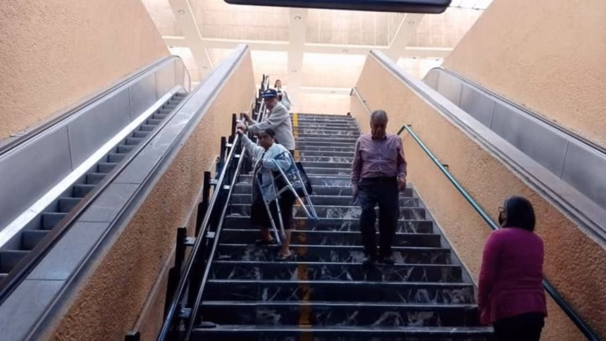 Personas con discapacidad suben escaleras en el acceso al hospital Centro Médico ante la inoperancia de las escaleras eléctricas.
