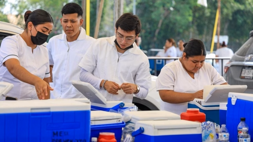 Personal de salud aplicando vacunas en la jornada organizada en Monterrey.