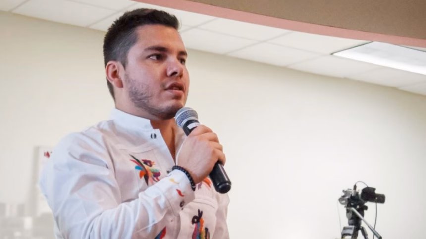 Pedro Escudero durante la lectura de su carta abierta, en la que cuestiona la unidad y decisiones del PRI en Tulancingo.