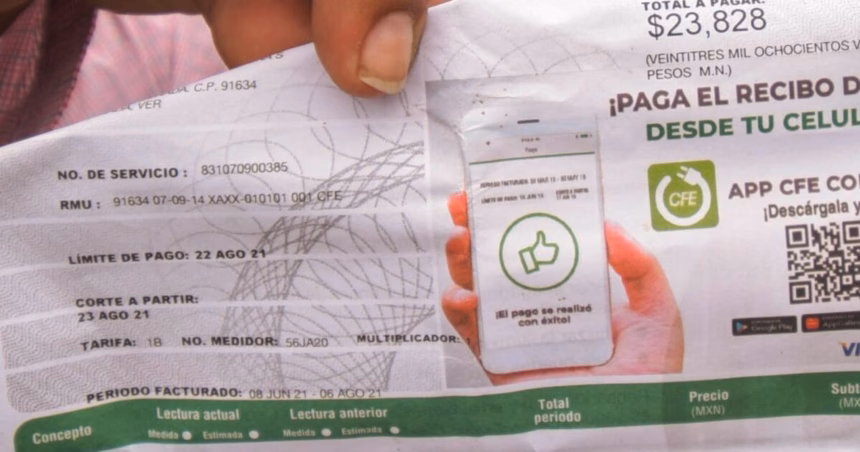 Persona revisando su recibo de luz de la CFE para verificar tarifa y subsidios aplicados.