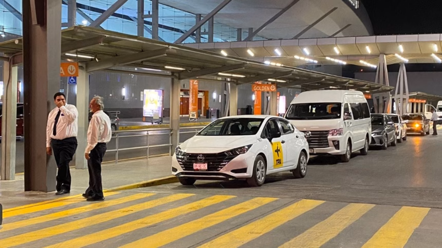 Conductores de Uber en una terminal aérea, marcando un cambio en la movilidad en los aeropuertos de México.