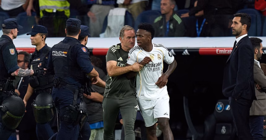 Vinicius Jr durante la celebración tras la victoria del Real Madrid sobre Barcelona en el Clásico.