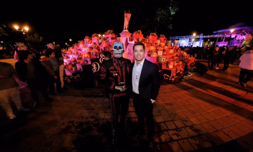 La ofrenda monumental y el altar en honor a íconos del cine mexicano en la Alameda Hidalgo durante el Festival de Día de Muertos 2025.