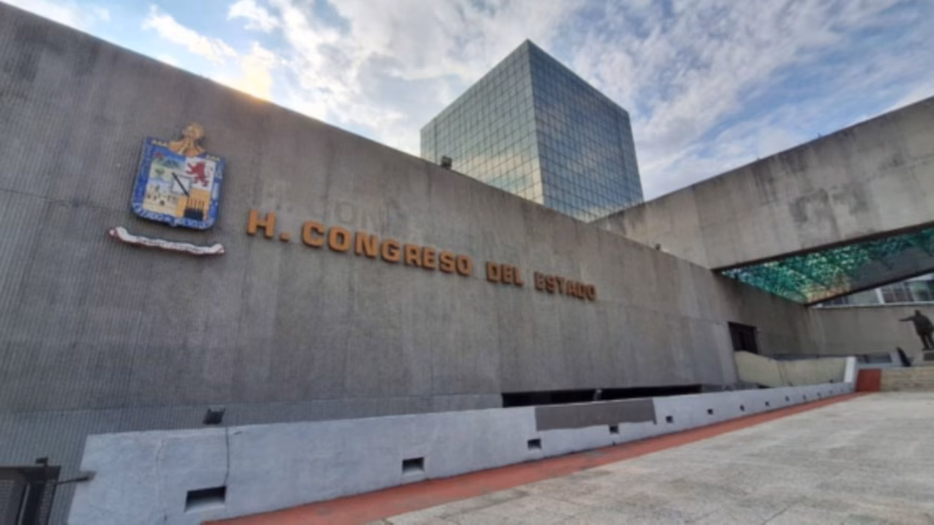Alcaldes rurales de NL durante reunión con legisladores para exigir pagos pendientes.