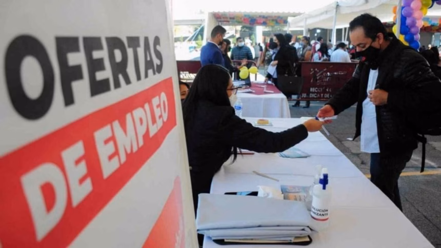 Trabajadores en una oficina pública en la Ciudad de México, reflejando el estado actual del mercado laboral en el país.
