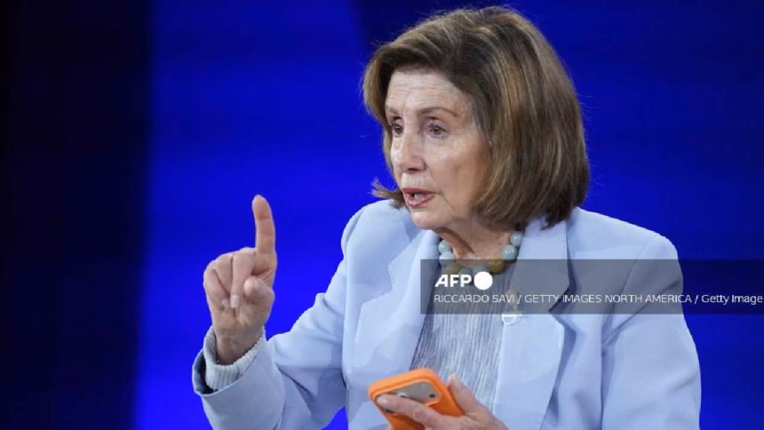 Nancy Pelosi durante una sesión en la Cámara de Representantes, símbolo de su liderazgo en la política estadounidense.