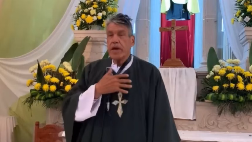 El Padre Pistolas durante una transmisión en redes sociales, aclarando su postura pública hacia la gobernadora de Guanajuato.