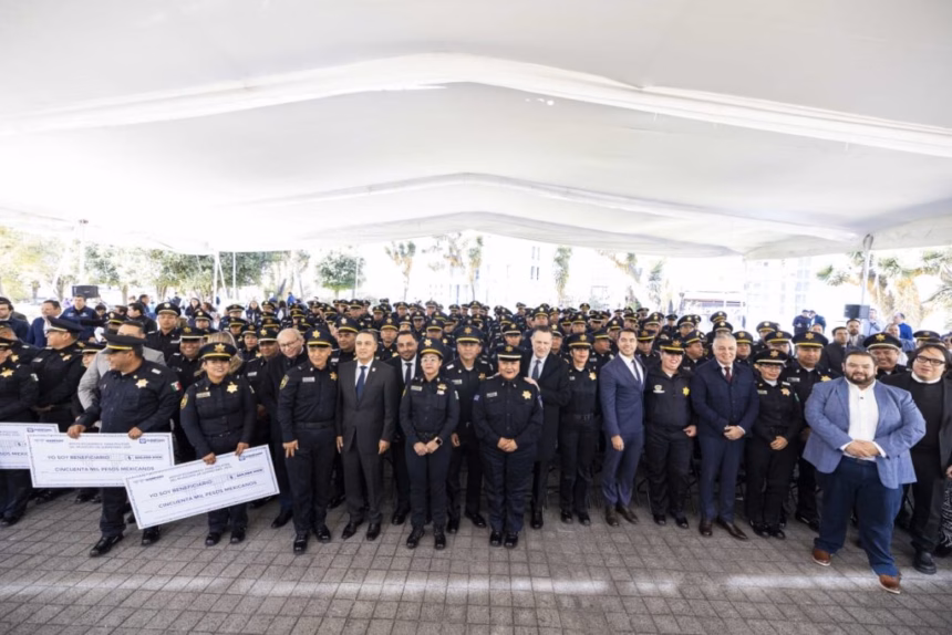 Elementos de la policía municipal de Querétaro durante la entrega de apoyos económicos en un acto oficial.