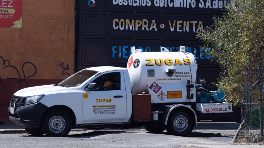 Operadores de distribución de gas realizando recargas en una estación de transporte en el Estado de México.