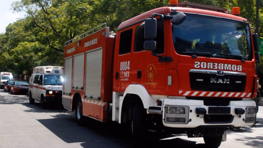 Personal de protección civil evacuando a personas tras el incendio en el inmueble del DIF en Benito Juárez.