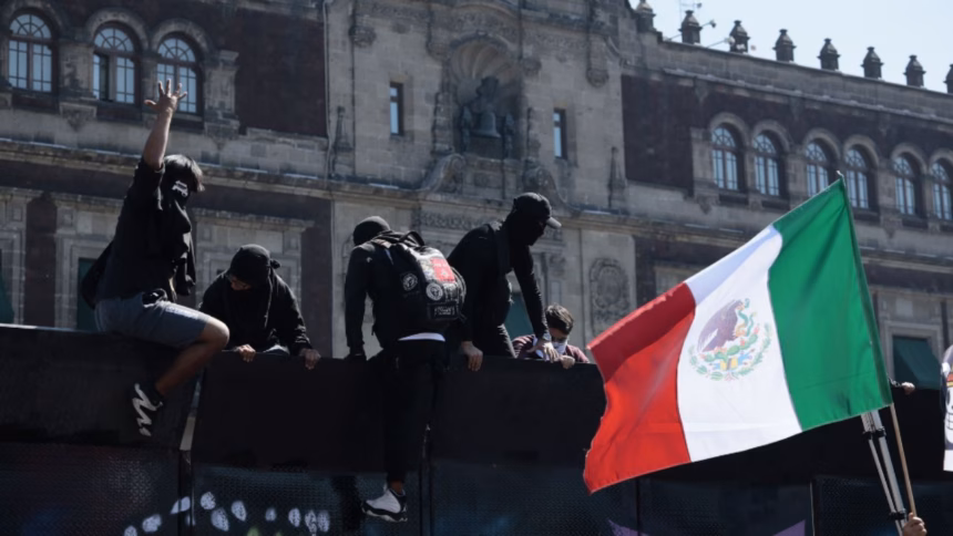 Jóvenes de la Generación Z durante la movilización en el Zócalo capitalino, en medio de enfrentamientos con las fuerzas policiales.