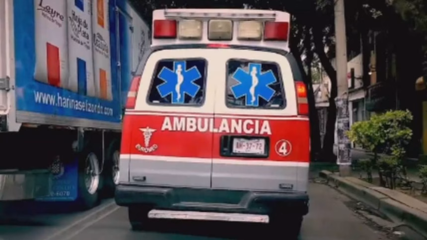 Agentes de seguridad y servicios médicos atienden a un hombre lesionado en la colonia Roma.