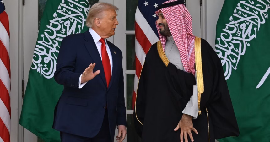 El presidente Donald Trump durante la reunión con el príncipe saudí en un acto oficial.