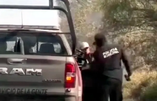 Video viral muestra a un policía municipal de García, Nuevo León, golpeando a un detenido.