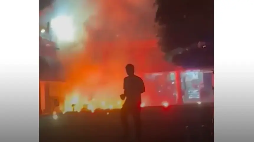 Escombros de dos puestos de pirotecnia calcinados tras una explosión en la plaza principal de Yurécu