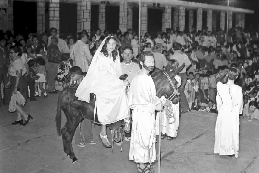 Un grupo de escultistas recreando la tradicional búsqueda de posada en Mérida.