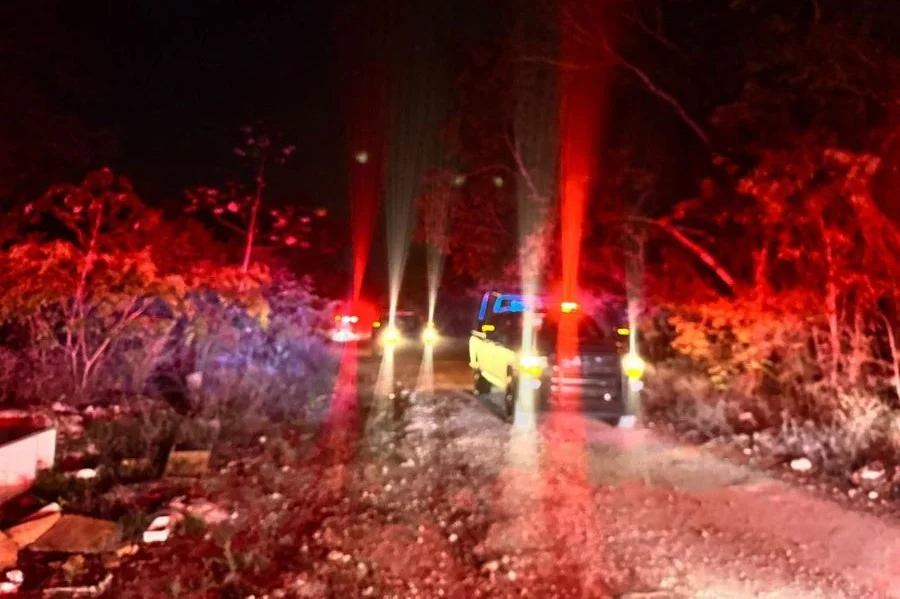 Elementos policiacos acordonan la zona donde se hallaron restos humanos y una narcomanta en Playa de