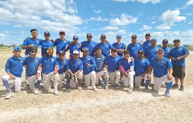 Jugadores de béisbol en acción durante un partido de la liga LOBANC.