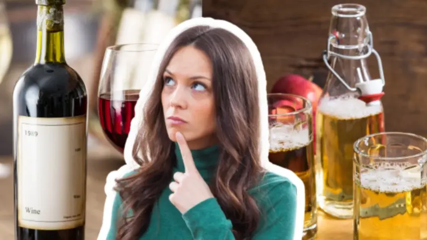 Personas brindando con copas de vino espumoso durante una celebración.