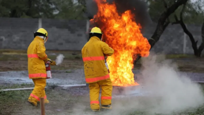 Personal de Protección Civil atiende un incendio presuntamente causado por pirotecnia.